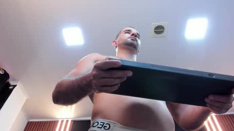 Snapshot of lorenzo_walker_ chatting on 09.30.25 L O R E N Z O Thumbs Up help online show from 09.30.25