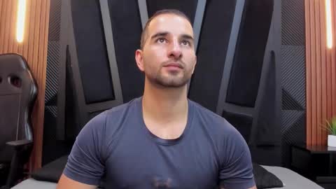 Snapshot of lorenzo_walker_ chatting on 10.01.25 L O R E N Z O Thumbs Up help online show from 10.01.25