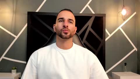 Snapshot of lorenzo_walker_ chatting on 10.10.25 L O R E N Z O Thumbs Up help online show from 10.10.25