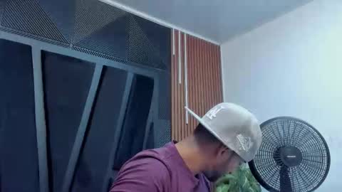 Snapshot of lorenzo_walker_ chatting on 10.13.25 L O R E N Z O Thumbs Up help online show from 10.13.25