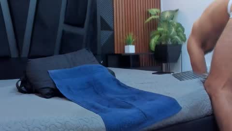 Snapshot of lorenzo_walker_ chatting on 10.15.25 L O R E N Z O Thumbs Up help online show from 10.15.25