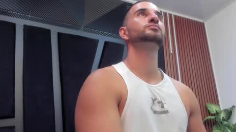 Snapshot of lorenzo_walker_ chatting on 11.03.25 L O R E N Z O Thumbs Up help online show from 11.03.25