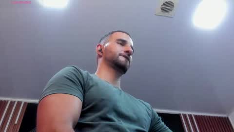 Snapshot of lorenzo_walker_ chatting on 11.06.25 L O R E N Z O Thumbs Up help online show from 11.06.25