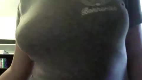 Snapshot of loudeguise chatting on 05.03.26 Esma online show from 05.03.26