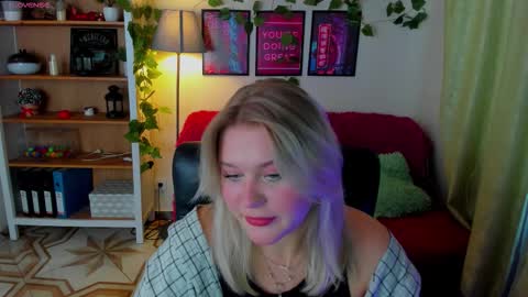 Snapshot of louisemous chatting on 10.19.25 Loise online show from 10.19.25