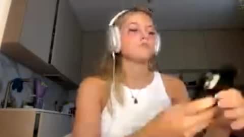 Snapshot of lourapimenta chatting on 02.25.26 Eliza online show from 02.25.26