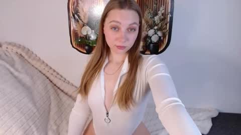 Snapshot of love_bella_ chatting on 04.24.26 love bella online show from 04.24.26