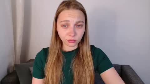 Snapshot of love_bella_ chatting on 06.17.26 love bella online show from 06.17.26