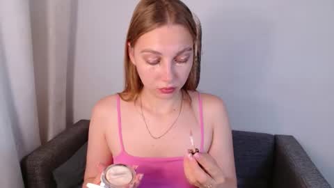 Snapshot of love_bella_ chatting on 06.19.26 love bella online show from 06.19.26