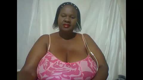 Snapshot of lovebigmelon chatting on 11.10.25 Lynn online show from 11.10.25