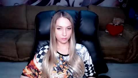 Snapshot of lovellymalina chatting on 10.24.25 private open online show from 10.24.25