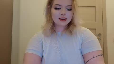 Snapshot of lovely_leilla chatting on 10.17.25 lovely_leilla online show from 10.17.25