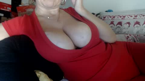 lovelywoman22 online show from 12.31.24