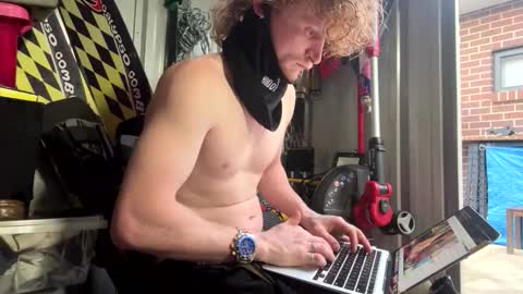 Snapshot of lowkey42011 chatting on 10.21.25 lowkey42011 online show from 10.21.25