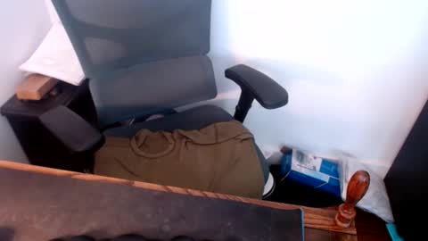 Snapshot of lreed090 chatting on 04.22.26 lreed090 online show from 04.22.26