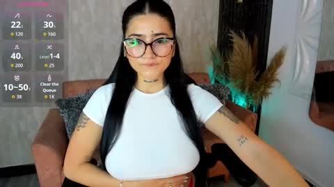 Snapshot of luanabonasx chatting on 11.26.25 Luana online show from 11.26.25