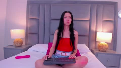 Snapshot of luanastone chatting on 01.03.25 Luanastones online show from 01.03.25