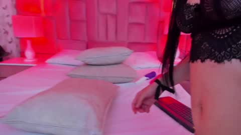 Snapshot of luanastone chatting on 02.08.25 Luanastones online show from 02.08.25