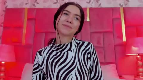 Snapshot of luanastone chatting on 03.12.25 Luanastones online show from 03.12.25