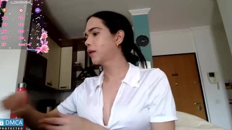 Snapshot of luara_ chatting on 05.21.26 luara_ online show from 05.21.26