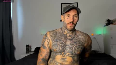 Snapshot of lucasexclusive chatting on 10.31.25 lucasexclusive online show from 10.31.25