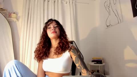 Snapshot of lucia_lee_ chatting on 01.05.25 Lucia online show from 01.05.25