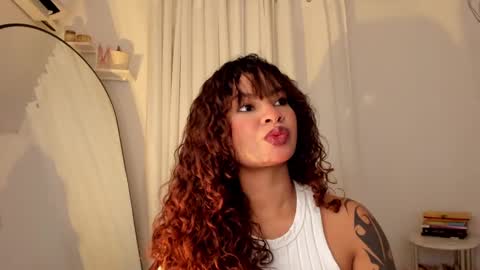 Snapshot of lucia_lee_ chatting on 01.09.25 Lucia online show from 01.09.25