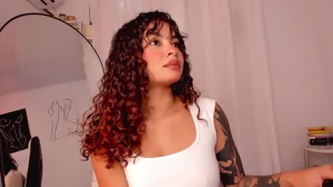 Snapshot of lucia_lee_ chatting on 01.19.25 Lucia online show from 01.19.25
