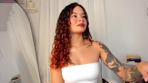 Snapshot of lucia_lee_ chatting on 03.06.25 Lucia online show from 03.06.25