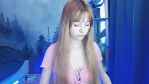 Snapshot of luciacam20 chatting on 01.04.25 Lucy online show from 01.04.25