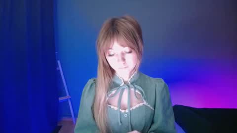 Snapshot of luciacam20 chatting on 03.10.25 Lucy online show from 03.10.25