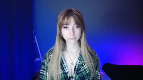 Snapshot of luciacam20 chatting on 03.10.25 Lucy online show from 03.10.25