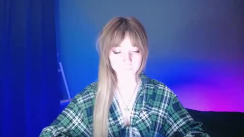 Snapshot of luciacam20 chatting on 03.10.25 Lucy online show from 03.10.25