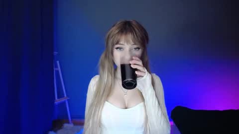 Snapshot of luciacam20 chatting on 03.11.25 Lucy online show from 03.11.25