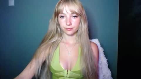 Snapshot of luciacam20 chatting on 09.09.25 Lucy online show from 09.09.25