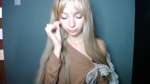 Snapshot of luciacam20 chatting on 09.25.25 Lucy online show from 09.25.25