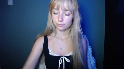 Snapshot of luciacam20 chatting on 09.26.25 Lucy online show from 09.26.25