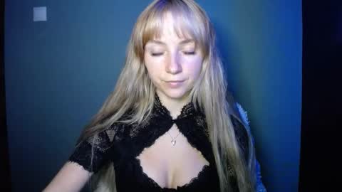 Snapshot of luciacam20 chatting on 09.26.25 Lucy online show from 09.26.25