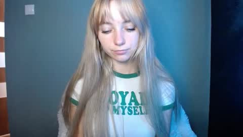 Snapshot of luciacam20 chatting on 09.27.25 Lucy online show from 09.27.25