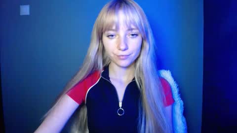 Snapshot of luciacam20 chatting on 09.27.25 Lucy online show from 09.27.25