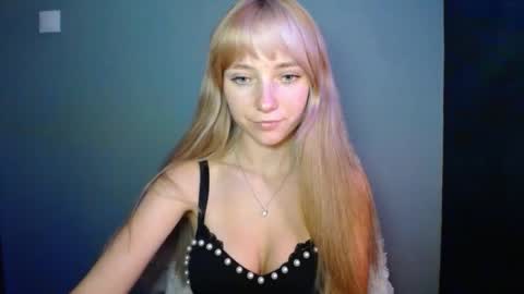 Snapshot of luciacam20 chatting on 09.28.25 Lucy online show from 09.28.25