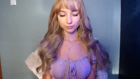 Snapshot of luciacam20 chatting on 10.27.25 Lucy online show from 10.27.25