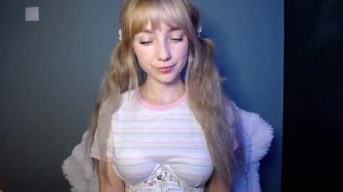 Snapshot of luciacam20 chatting on 11.05.25 Lucy online show from 11.05.25