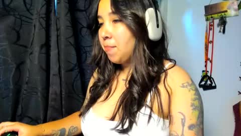 Snapshot of lucianacapisce chatting on 06.15.26 Dani 3 online show from 06.15.26