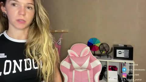 Snapshot of lucie_hot chatting on 09.18.25 Lucie hot follow me on online show from 09.18.25