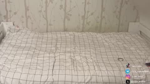 Snapshot of lucie_hot chatting on 09.24.25 Lucie hot follow me on online show from 09.24.25