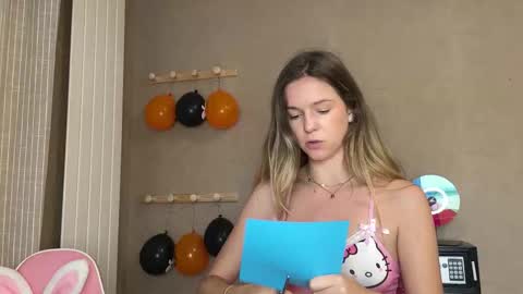 Snapshot of lucie_hot chatting on 10.19.25 Lucie hot follow me on online show from 10.19.25