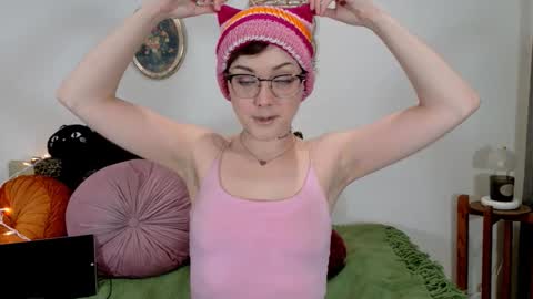 Snapshot of luckyjadestone chatting on 10.28.25 Jade online show from 10.28.25