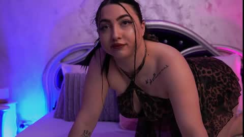 Snapshot of luckyymia chatting on 05.18.26 Mia online show from 05.18.26