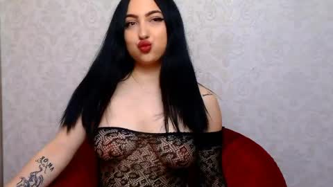 Snapshot of luckyymia chatting on 05.29.26 Mia online show from 05.29.26